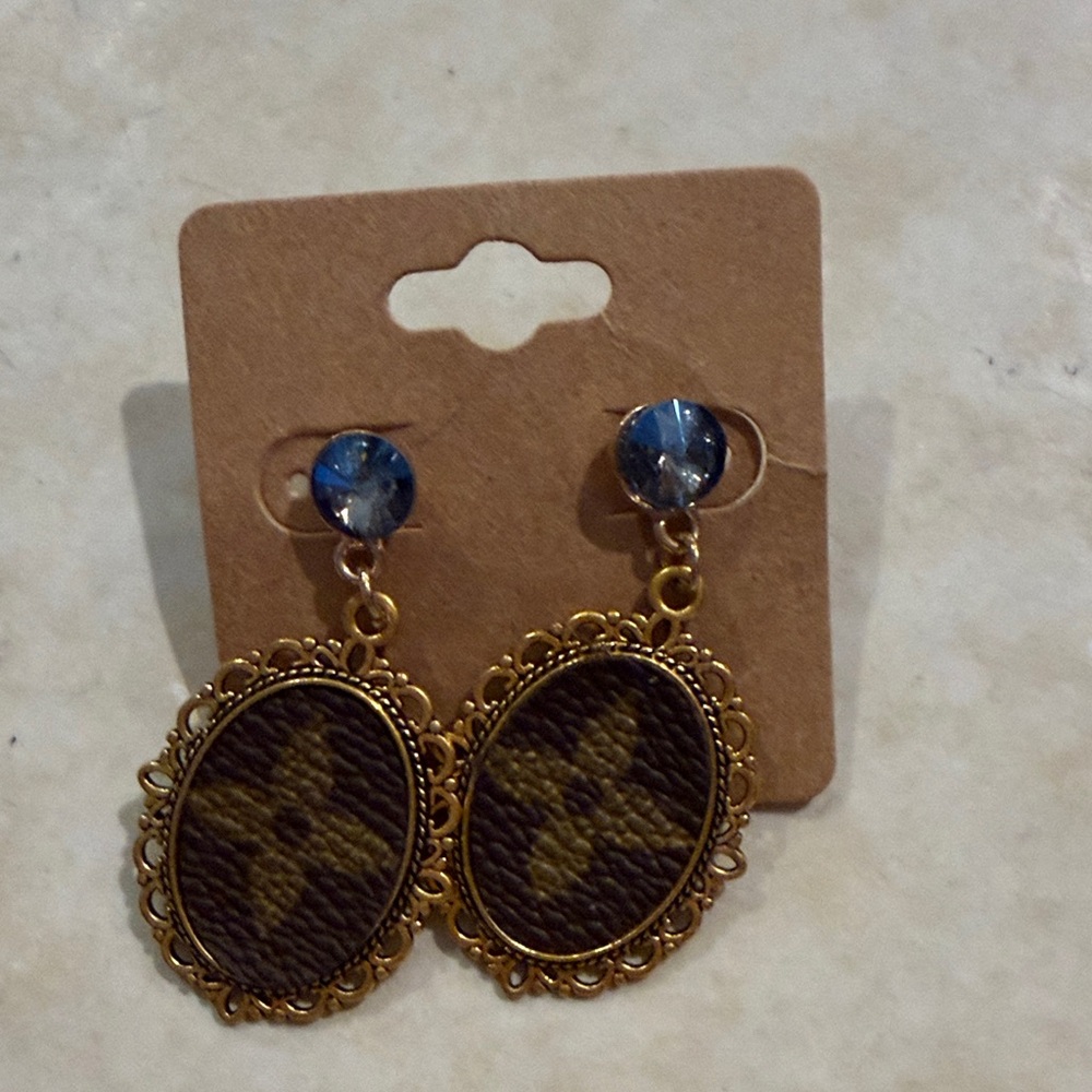 Elegant Gold and Brown Earrings